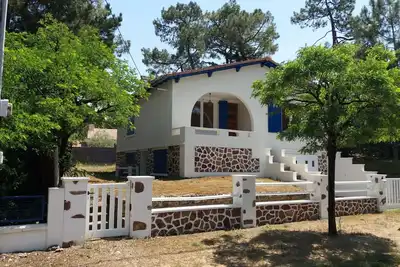 Image de Maison Ancienne Proche Plage avec Jardin, Garage, et Confort Moderne