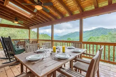 Image de Cabane de charme, vue sur la montagne, bain à remous, lit king size, foyer, près de la rivière Watauga et randonnée