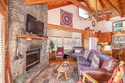 Image de Cabane 4br, vues sur le grand-père Mtn, bain à remous, billard, cuir, granit, au centre des attractions