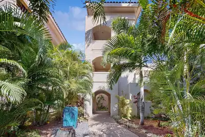 Évasion tropicale luxuriante avec piscine partagée, bain à remous, tennis et emplacement privilégié