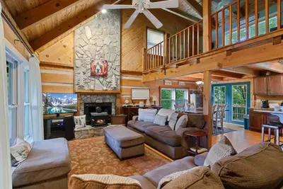 Image de Log Cabin Getaway avec vue sur grand-père, cheminée en pierre, salle de jeux, à proximité des attractions