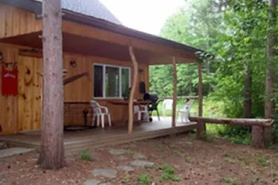 Image de Cabine privée isolée nichée dans les pins rouges au bord du lac Keuka