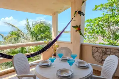Image de 2br, 2 Ba condo, 3ème étage avec vue sur la piscine et la plage de Half Moon Bay