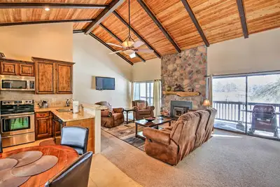 Image de Cozy Pinetop Condo w \/ Deck Près Golf & Tennis!