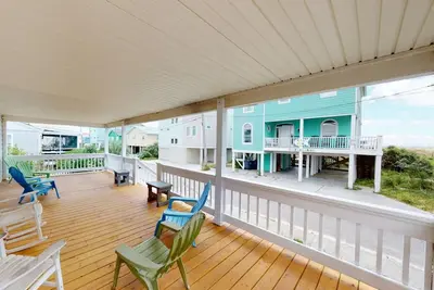 Image de 20% de réduction sur les réservations d'automne! 2e rangée de maison, beaucoup de stationnement, Animaux admis, Cottage de plage traditionnel