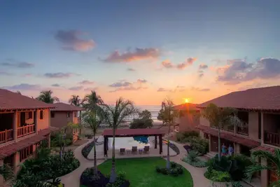 Image de Belle, nouvelle piscine villa en bord de mer d'eau salée, des jardins, directement sur l'océan!