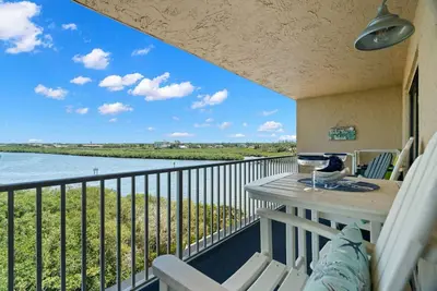 Image de Bord de l'eau ensoleillé, tennis, piscine, bain à remous, green, barbecue, chaises de plage, parking-508 Bayshores