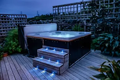 Image de \"Beudy Mawr\" chalet avec bain à remous privé et salle de gym à Snowdonia. Près du monde Zip.