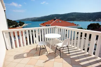 Image de Appartement d'une chambre avec la terrasse et la vue sur le mer Marina, Trogir (A-10003-b)