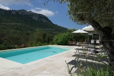 Image de Belle maison de caractère climatisée piscine à débordement pour 8