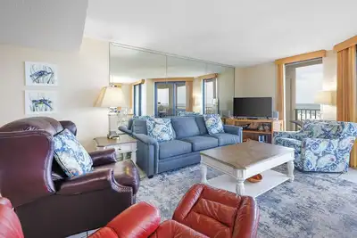 Image de Livré avec un espace de stationnement! ** 3ème étage 3 chambres à coucher! **