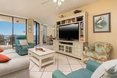 Image de 5ème étage ~ 1 chambre à coucher ~ Beach Front! Vue des jetées!