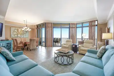 Image de Low Floor Condo Premium 3 chambres au Phoenix West Ii Condo 303