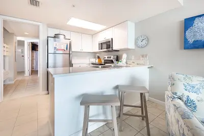 Image de Sunset View! Suite d'hôtel au 5e étage ~ Cuisine complète!