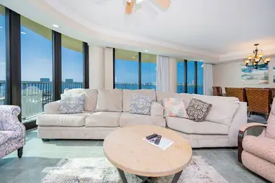 Image de Une des vues les plus populaires dans le bâtiment! 3 Br 3. 5 Ba! Sur la baie!
