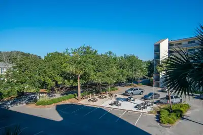 Image de Condo de deux chambres à coucher en face de Litchfield Beach