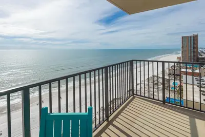 Image de Wifi Gratuit ~ Balcon sur la plage ~ Cuisine complète ~ Suite d'hôtel