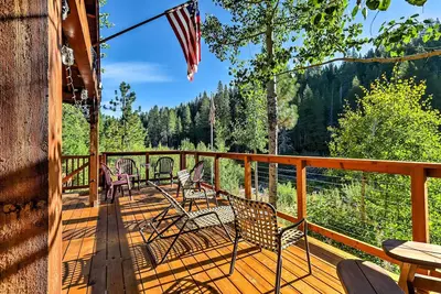 Image de Cabane Truckee rustique au bord de la rivière avec terrasse et vue!