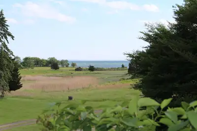 Image de Cottage sur un domaine historique avec plage privée et vue majestueuse sur Long Island Sound.