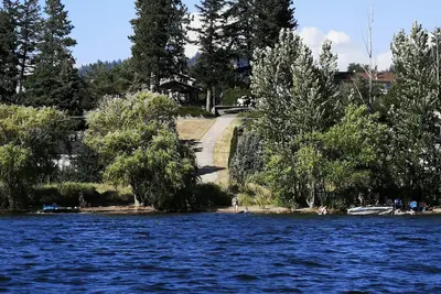 Image de 2Bdrm Grd Niveau Walkout, facile Accès au lac, détente Piscine et Jardin
