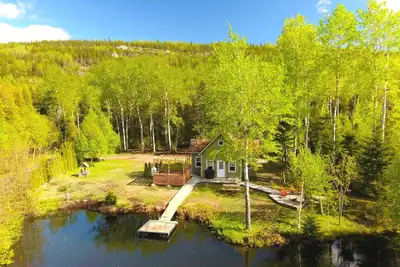 Chalet avec spa privé et accès au fleuve. Avec un grand terrain intime.
