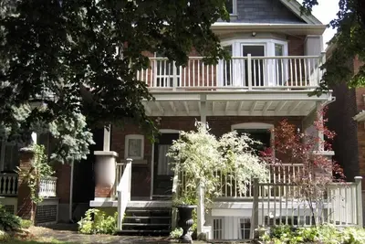 Image de Belle grande 2000sf Trois Bdrm Apt Roncevaux \/ High Park