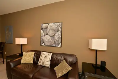 Image de Calme joliment meublées Suite, 2 chambres à South Central Calgary