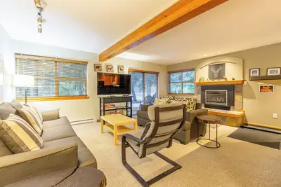Image de Sentiers de forêt, maison familiale 2. 5 chambre à coucher, à pied lever, wifi gratuit