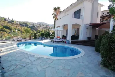 Image de Villa de designer indépendante. Avec piscine chauffée, Wifi et vue imprenable sur la mer.