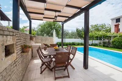Image de Romantique et moderne, avec piscine, idéal pour la famille!