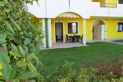 Image de Appartement avec joli jardin dans résidence avec piscine