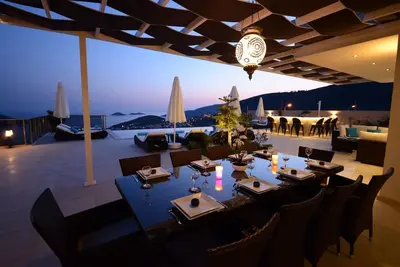 Image de Villa contemporaine, vue imprenable sur la mer, piscine chauffée à débordement, un service de ménage quotidien