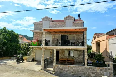 Appartement de deux chambres avec la terrasse Brna, Korcula (A-10065-a)