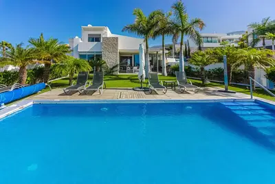 Image de Luxury Villa Eleonora, Océan Vue, piscine privée chauffée, idéale pour golfers