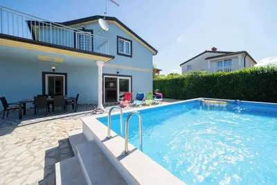 Image de Maison de vacances avec piscine et barbecue