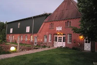 Image de Cheminée nostalgique vivant dans la maison de campagne, avec cheminée, terrasse et beaucoup d'espace
