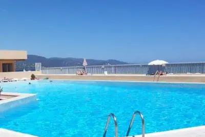 Image de Bel appartement climatisé vue mer avec piscine et parking, la plage à 2 pas!