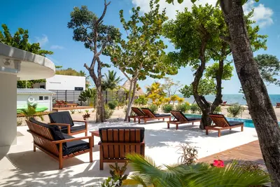 Bungalow unique de 4 chambres face à l'océan avec piscine! Près du village de Placencia!