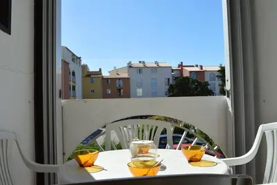 Image de Studio cosy à 1200m de la plage, à proximité commerces, port et golf, parking privé inclus