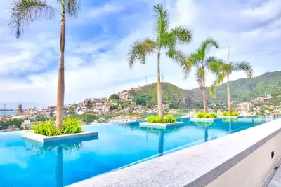 Image de Magnifique condo dans la zone romantique à distance de marche de la plage! W / Wifi et balcon.
