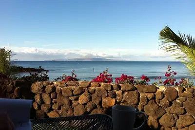 Image de Vue sur l'océan entièrement rénovée avec élégance,