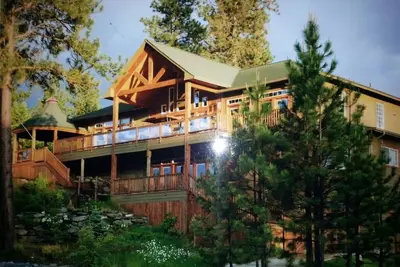 Image de Belle maison au bord de l'eau au bord du lac Coeur d'Alene avec quai de bateau privé