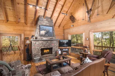 Image de Cabane en rondins haut de gamme 4br Valle Crucis! 4br \/ 3. Cabine en rondins 5ba avec bain à remous, foyer, tables de jeux, téléviseurs à écran plat, vues, intimité et isolement!