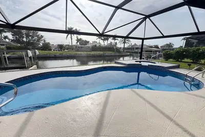 Image de Exposition sud, accès au golfe, piscine chauffée avec bain à remous et grande véranda!