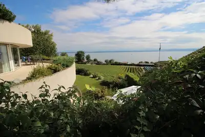 Image de Studio avec vue imprenable sur le lac de Neuchâtel