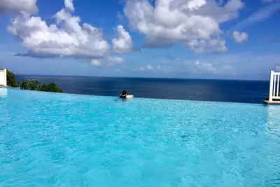 Plage pour le surf-piscine à débordement-plongée sous-marine-parachute ascensionnel-vue sur l'océan