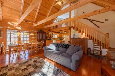 Image de Log Cabin avec Table de billard, grillades, poêle à bois, pêche, hamac, à proximité des attractions