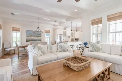 Image de Private Beach/ Pool Access- Meticulously Maintained- 4 Bikes Included