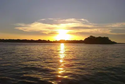 Image de 7 milles au terrain de jeu de volley-ball de campfires d'animal de compagnie de casino avec le bateau à aubes