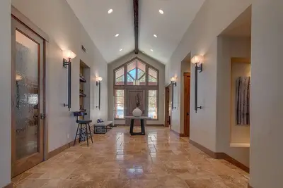 Image de Luxe 4 Br 4 bains de niveaux gris Traversant avec spa privé
